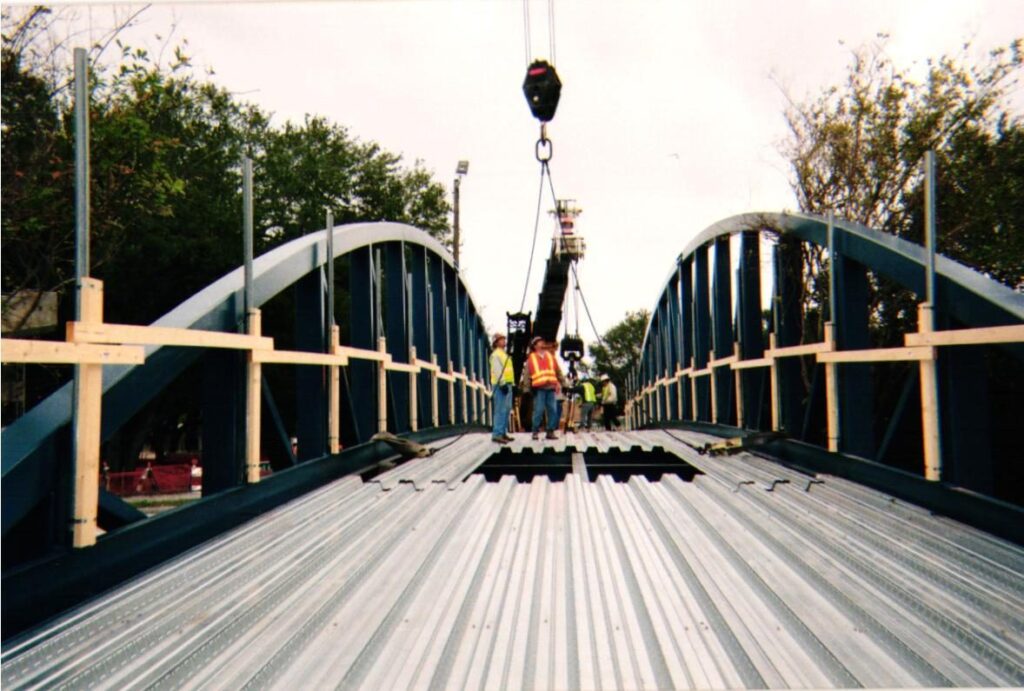 Rigging the arch before the lift
